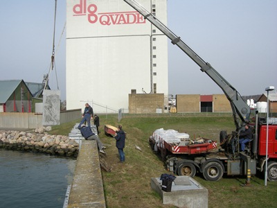 Crane placing concrete blocks in Rødbyhavn harbour.
Kranplacering af blokke i Rødby.